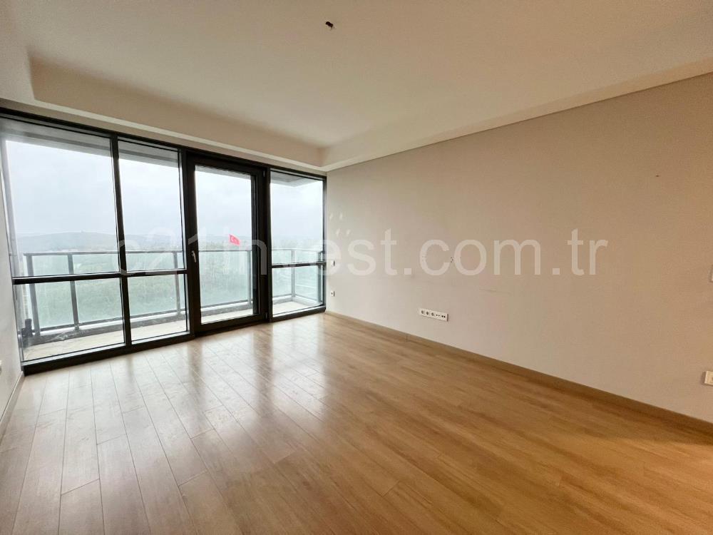 5.levent torunlarda satılık boş 1+1 yüksek kat 