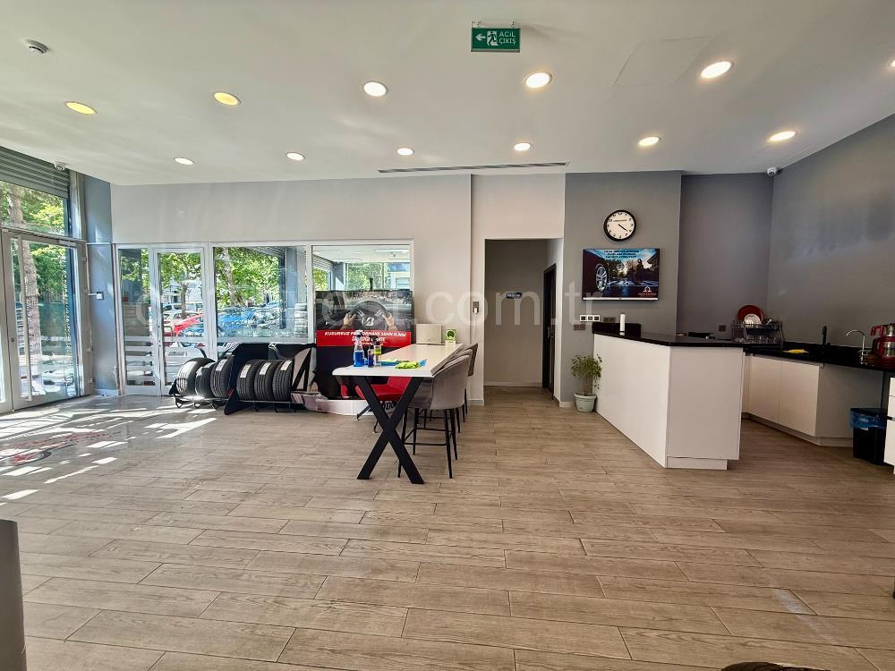Bostancı Satılık Dükkan 600m2 Ana Caddeye 18mt Cepheli Mağza