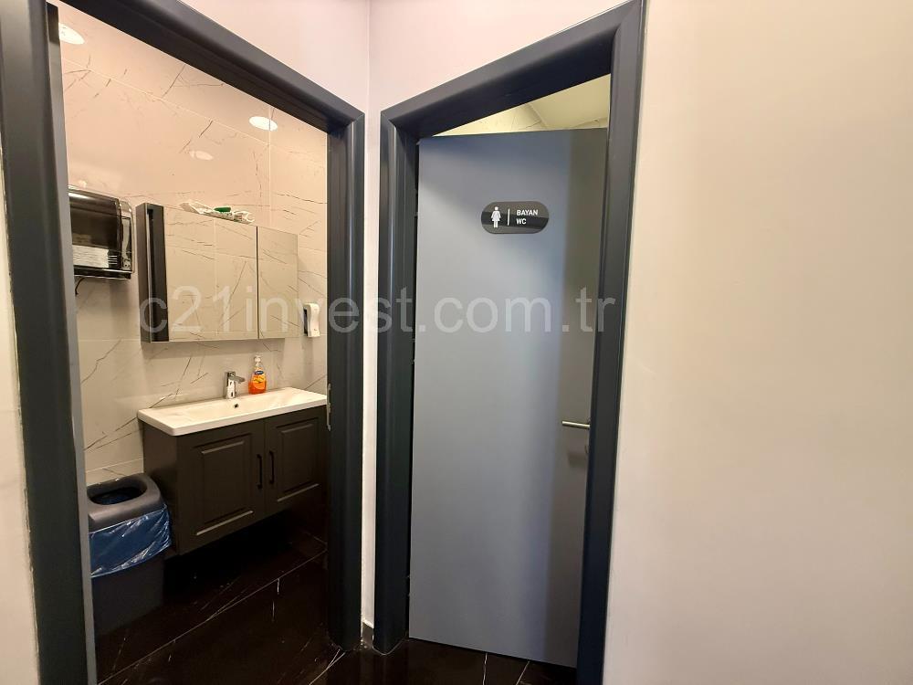 Bostancı Satılık Dükkan 600m2 Ana Caddeye 18mt Cepheli Mağza