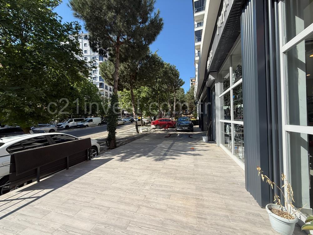 Bostancı Satılık Dükkan 600m2 Ana Caddeye 18mt Cepheli Mağza