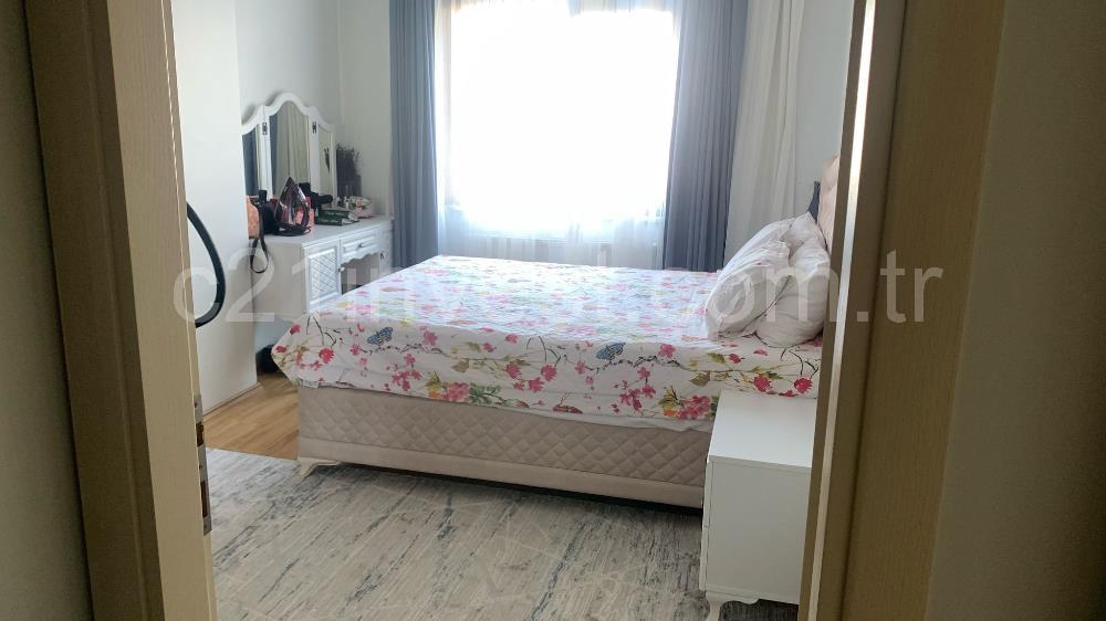 Kağıthane Çeliktepe'de Acil Satılık Ful Tadilatlı 2+1 Daire