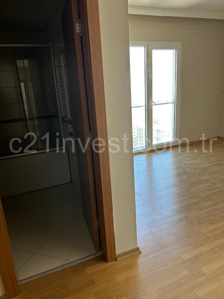 KRİSTALŞEHİR METROBÜSE KOMŞU 3+1 GENİŞ SATILIK DAİRE