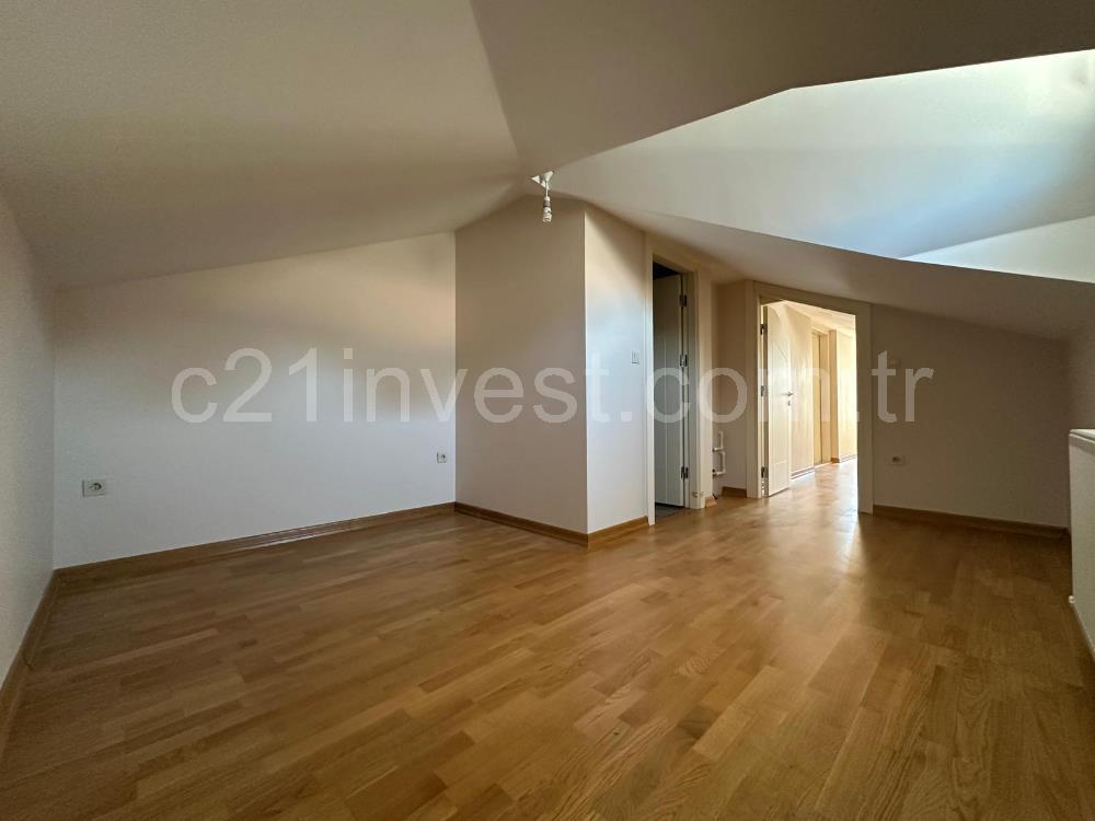 SAHRAYICEDİT'TE 3+2 SATILIK DUBLEKS FERAH, BENZERSİZ DAİRE