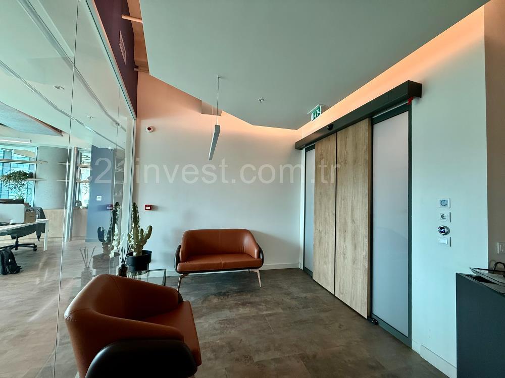 Vadistanbul Kiralık Ofis 450m2 +36m2 Teraslı Dekorasyonlu Maslak